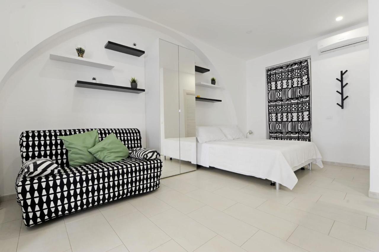 Black And White Apartament